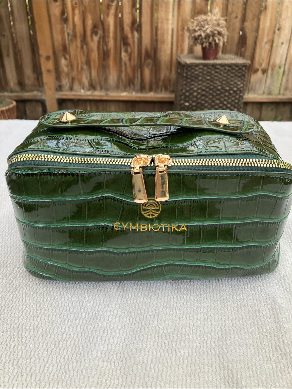 NWOT Cymbiotika Forest Green Croc Embossed Cosmetic Toiletry Travel case